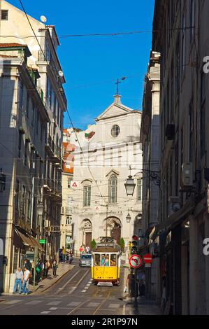 Lissabon, Straßenbahn im Stadtteil Alfama, Portugal Stockfoto