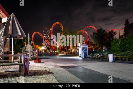 Achterbahnen im Parc Asterix, einem Freizeitpark in der Nähe von Paris in Frankreich. Stockfoto