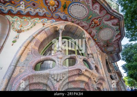 Kunstvoll geschwungene, kunstvoll verzierte Fenster, Fassade von Casa Comalat, Avinguda Diagonal, Barcelona, Katalonien, Spanien Stockfoto