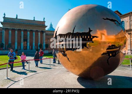 Cortile della Pigna, Skulptur „Sfera con Sfera“, von Arnaldo Pomodoro, Bronzeskulptur Sfera, Vatikanische Museen, Vatikan, Rom, Latium, Italien, Europa Stockfoto