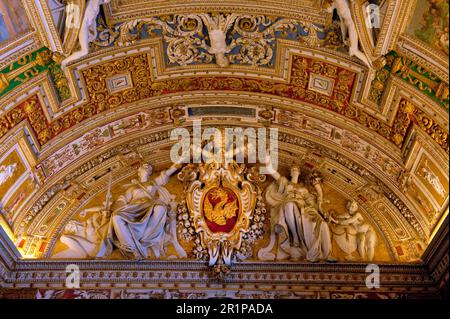 Deckengemälde mit Wappen von Papst Gregory XIII, Europa/, Pontifex Maximus, Galerie der Karten, Vatikanische Museen, Vatikanstadt, Vatikan, Rom Stockfoto