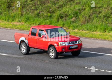 2004 Red Nissan Navara Rally RAID DT LCV Double Cab Pick Up Diesel 2488 cm3; Fahrt auf der Autobahn M61, Großbritannien Stockfoto