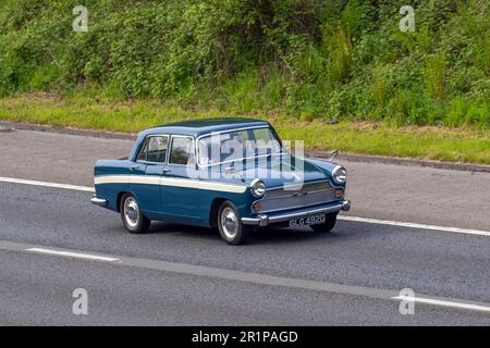 1968 60s Sixties Austin A60, Austin Cambridge Blue Saloon Car Benzin 1622 cm3; Fahrt auf der Autobahn M61, Großbritannien Stockfoto