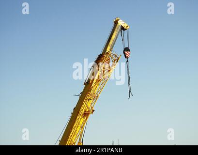 Kairo, Ägypten, Mai 4 2023: Ein mobiler Kranwagen, der bereit ist, schwere Gegenstände auf einer Baustelle am Autobahnring in Ägypten zu heben Stockfoto