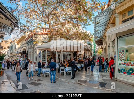 Die Kreuzung Adrianou St und Kidathinaion St, im historischen Viertel Plaka, in Athen, Griechenland. Stockfoto