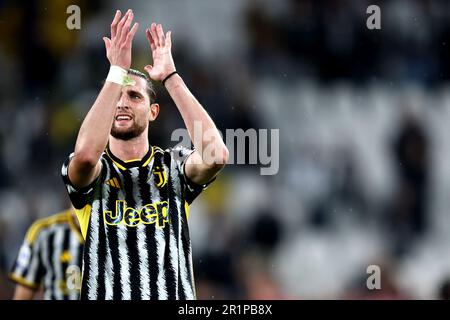 Turin, Italien. 14. Mai 2023. Adrien Rabiot vom FC Juventus feiert am Ende des Fußballspiels der Serie A vor dem FC Juventus und uns Cremonese am 14. Mai 2023 im Allianz-Stadion in Turin , Italien . Kredit: Marco Canoniero/Alamy Live News Stockfoto