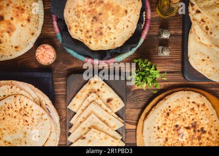 Ägyptisches traditionelles Brot 'Aish Baladi'. Sammlung ägyptischer Fladenbrote. Dieses vegane Brot ist eine Mischung aus Vollweizenmehl, Hefe, Salz und Wasser. Stockfoto