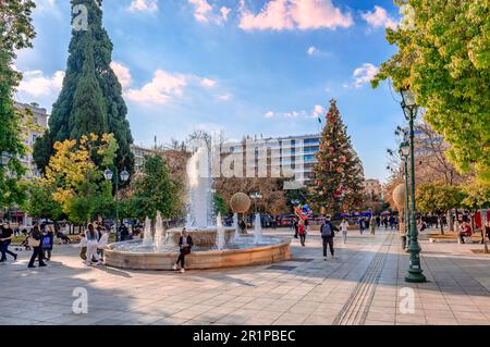 Plateia Syntagmatus (Syntagma-Platz), das allgemein an einem sonnigen Tag im Winter als Zentrum von Athen in Griechenland gilt. Stockfoto