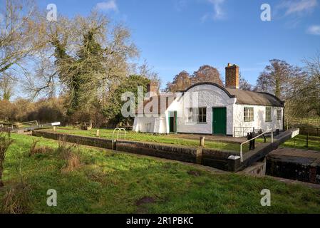 Lock Keepers Cottage bei Lock 31 am Stratford-upon-Avon Canal in Lowsonford, Warwickshire, England, Großbritannien Stockfoto