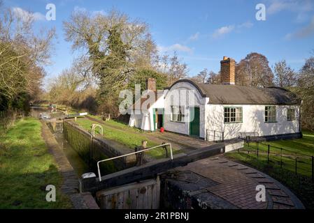 Lock Keepers Cottage bei Lock 31 am Stratford-upon-Avon Canal in Lowsonford, Warwickshire, England, Großbritannien Stockfoto