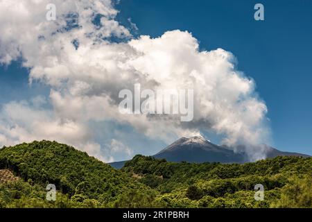 Europas aktivster Vulkan Ätna, Sizilien, im Sommer gesehen, mit Rauch aus einem kürzlich entstandenen Lavastrom (rt), der aus dem südöstlichen Krater strömt Stockfoto