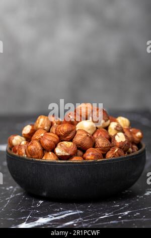 Haselnuss. Geschälte Haselnüsse in der Schüssel. Superfood. Vegetarisches Speisenkonzept. Gesunde Snacks Stockfoto