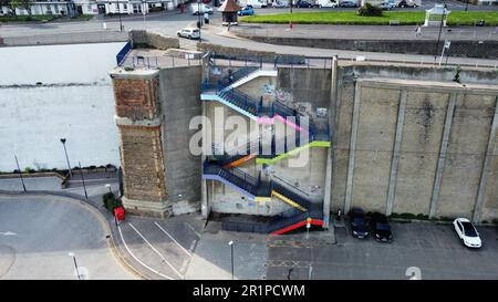 Ramsgate, Großbritannien - 10. Mai 2023: Luftaufnahme der farbenfrohen Augusta-Treppe und der Ramsgate-Tunnel auf der Victoria Promenade. Stockfoto