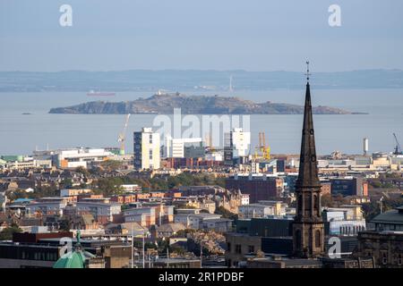 Blick in Richtung Inchkeith Island, von Edinburgh, Schottland. Eine Insel mit kritischer militärischer Bedeutung für die Verteidigung des Firth of Forth. Stockfoto