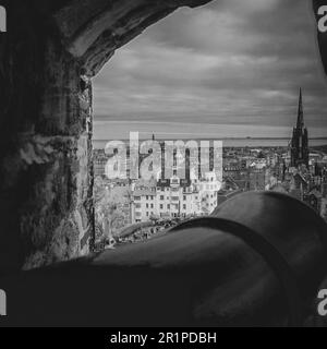 Blick durch die Mauer von Edinburgh Castle, über die wunderschöne schottische Stadt in Richtung Royal Mile, Nelson Monument und Firth of Fourth. Stockfoto