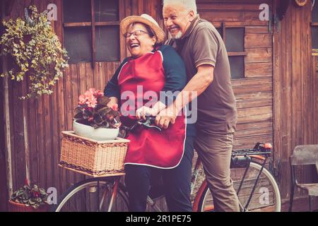 Seniorenpaar, Spaß, zusammen, Radfahren, glücklich, Lächeln, Stockfoto