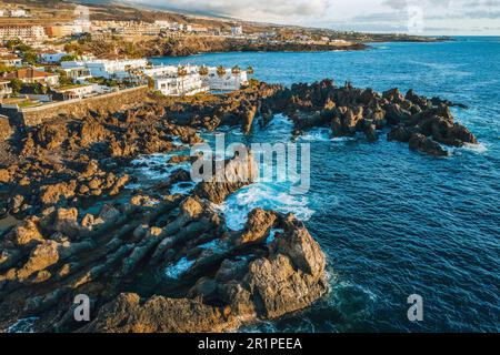 Luftaufnahme über Charco el Diablo, bizarre Lavafelsen in der Nähe von Puerto de Santiago, Teneriffa, Kanarische Insel, Spanien. Stockfoto