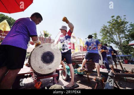 Der große Trommelwettbewerb im Stil von Klong Luang oder Lanna beim Phra That Festival in Lamphun, Thailand. Stockfoto