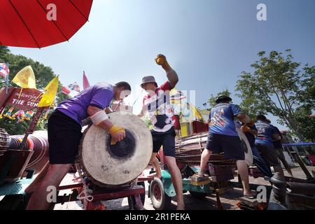 Der große Trommelwettbewerb im Stil von Klong Luang oder Lanna beim Phra That Festival in Lamphun, Thailand. Stockfoto