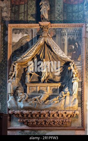 Malerisches Relievo eines Grabsteins an der Wand der Basilika San Fermo Maggiore in Verona, Italien Stockfoto