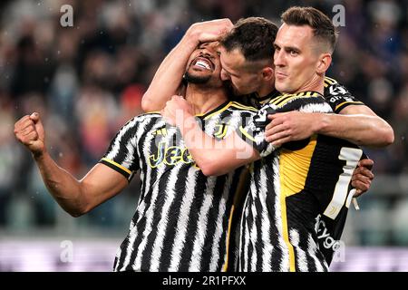 Gleison Bremer vom FC Juventus (l) feiert mit Federico Gatti und Arkadiusz Milik, nachdem er während des Fußballspiels B der Serie A das Tor von 2-0 erzielte Stockfoto