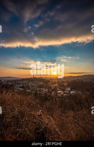 Wunderschöner Blick über ein Dorf mit Burgruinen im Winter und Sonnenuntergang. Landschaftsaufnahmen im Wald. Königstein, Taunus, Hessen, Deutschland Stockfoto
