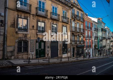 Enge Straßen und alte Häuser finden Sie im Viertel Bairro Alto. Wunderschöne Fassaden in einer der alten Städte von Lissabon, Portugal Stockfoto