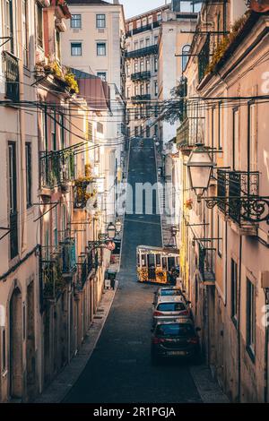 Der Aufzug Elevador da Bica im Chiado-Viertel, ähnlich wie eine Straßenbahn, wird benutzt, um die Höhenunterschiede leichter zu überwinden. Lissabon, Portugal Stockfoto