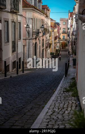 Enge Straßen und alte Häuser finden Sie im Viertel Bairro Alto. Wunderschöne Fassaden in einer der alten Städte von Lissabon, Portugal Stockfoto