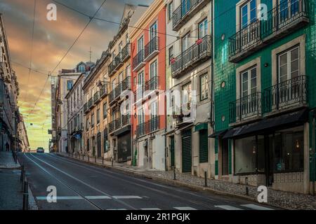 Enge Straßen und alte Häuser finden Sie im Viertel Bairro Alto. Wunderschöne Fassaden in einer der alten Städte von Lissabon, Portugal Stockfoto