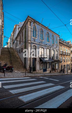 Enge Straßen und alte Häuser finden Sie im Viertel Bairro Alto. Wunderschöne Fassaden in einer der alten Städte von Lissabon, Portugal Stockfoto