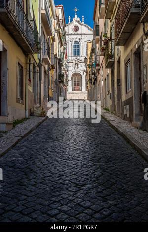 Enge Gassen, alte Häuser mit Blick auf die Kirche Igreja de Nossa Senhora das Mercês in der Altstadt Bairro Alto in Lissabon, Portugal Stockfoto