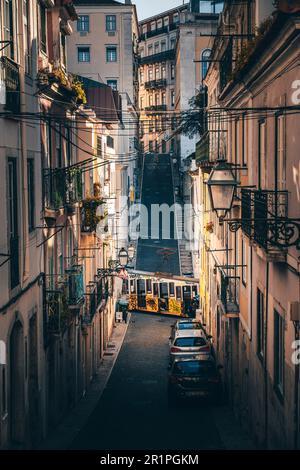 Der Aufzug Elevador da Bica im Chiado-Viertel, ähnlich wie eine Straßenbahn, wird benutzt, um die Höhenunterschiede leichter zu überwinden. Lissabon, Portugal Stockfoto