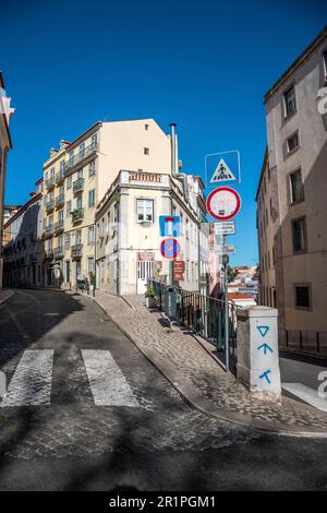 Enge Straßen und alte Häuser finden Sie im Viertel Bairro Alto. Wunderschöne Fassaden in einer der alten Städte von Lissabon, Portugal Stockfoto