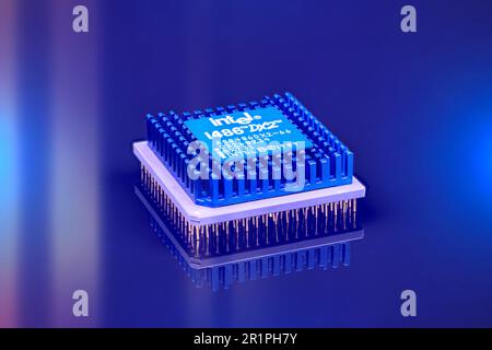 PC-Prozessor mit Lichteffekten und Reflexionen, große Schärfentiefe durch Fokusstapelung Stockfoto