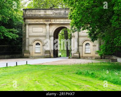 Haupteingang zum Harewood House an der Harrogate Road in Harewood in der Nähe von Leeds West Yorkshire England Stockfoto