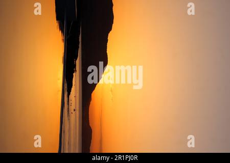 Blick über Swimmingpool, Pool, Sonnenaufgang, Vordergrundpool, Strand, Küste, Meer, Kiotari, Rhodos, Griechenland Stockfoto