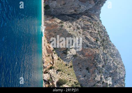 Wunderschöne Bucht mit Yacht auf dem Weg von Rhodos nach Symi, türkisfarbenes Wasser, blauer Himmel, Strand Stockfoto