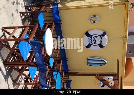 Vapori Bar, Restaurant, Bistro, Café, auf der Insel Symi, Graylonia, Tische, Stühle, Stockfoto