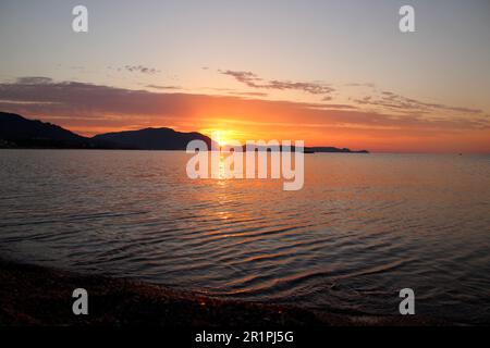 Sonnenaufgang am Strand in der Nähe von Kiotari, Rhodos, Griechenland Stockfoto