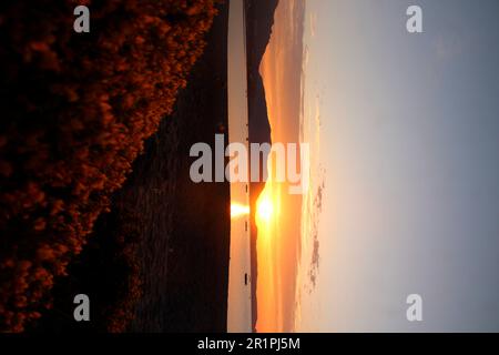 Sonnenaufgang am Strand in der Nähe von Kiotari, Rhodos, Griechenland Stockfoto