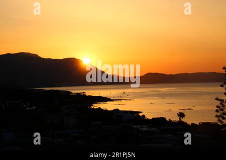 Sonnenaufgang am Strand in der Nähe von Kiotari, Rhodos, Griechenland Stockfoto