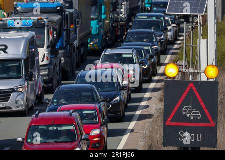 Oberhausen, Nordrhein-Westfalen, Deutschland - Stau auf der Autobahn A3, Osterreisen, Autos, Lieferwagen, Lastwagen, Wohnwagen und Camper stecken in Staus. Stockfoto