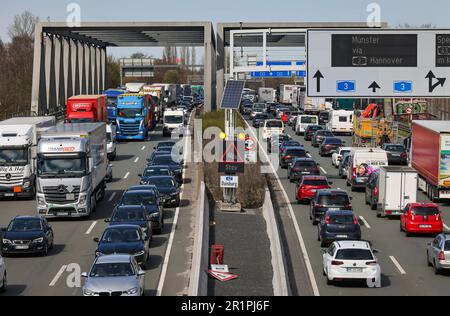 Oberhausen, Nordrhein-Westfalen, Deutschland - Stau auf der Autobahn A3, Osterreisen, Autos, Lieferwagen, Lastwagen, Wohnwagen und Camper stecken in Staus. Stockfoto