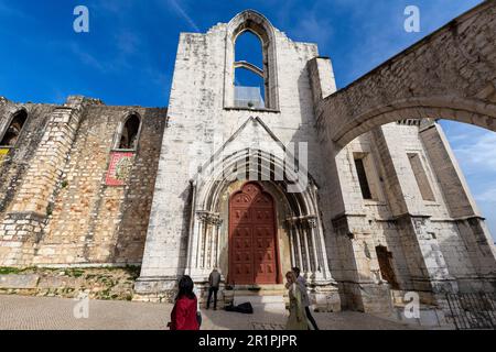 Fassade des Klosters do Carmo in Lissabon, Portugal (Museu Arqueológico do Carmo) Stockfoto