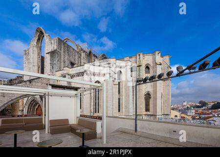 Arkaden, Säulen und Fassade des Klosters do Carmo in Lissabon, Portugal (Museu Arqueológico do Carmo) Stockfoto