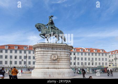 Statue von König Dom Joao I auf dem Platz Praca da Figueira - Text sagt: "Das Volk von Lissabon und die Gerichte der Nation" - Lissabon, Portugal Stockfoto