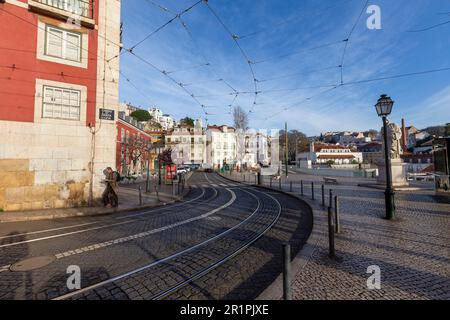 Eine gewundene Straße im Viertel Alfama in der Nähe des Miradouro de Santa Luzia in Alfama, Lissabon Stockfoto