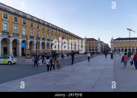 Der Pracala do Comércio ist ein beeindruckender Platz in Europa, der sich in Lissabon gegenüber der riesigen Mündung des Tagus befindet Stockfoto