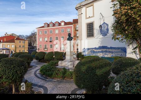 Der Aussichtspunkt Miradouro de Santa Luzia mit der Büste des portugiesischen Historikers Julio de Castilho in Alfama, Lissabon Stockfoto